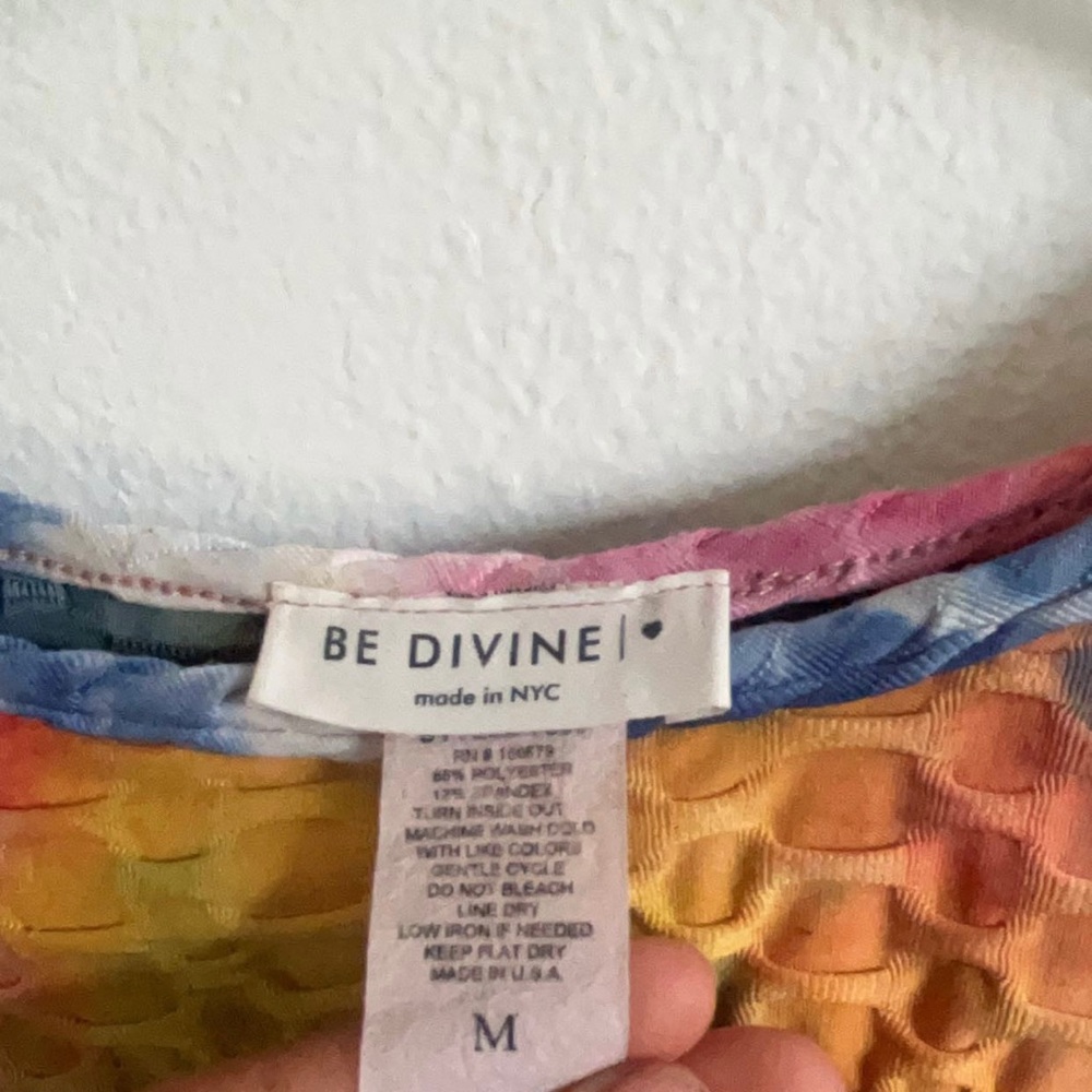 top size M, has many colors, blue, orange, pink, white. Very Stretchy